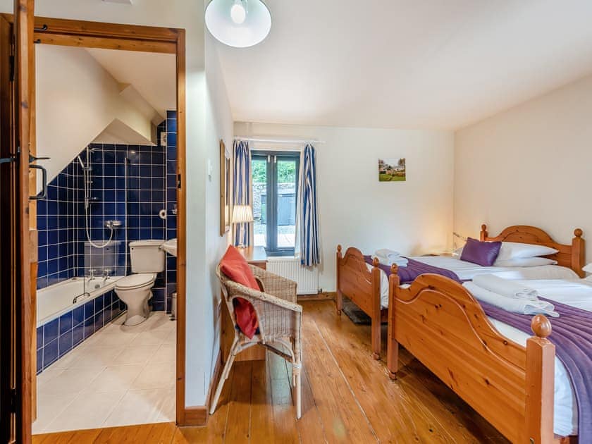 Twin bedroom | Ysgubor Fawr - Cennen Cottages at Blaenllynnant, Gwynfe, Llangadog