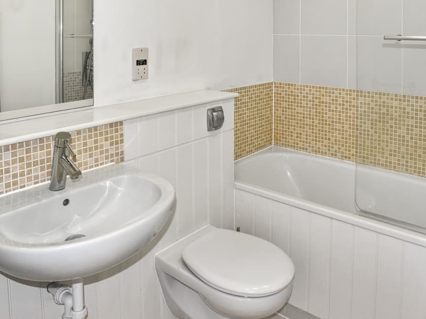 Bathroom | Cape 9, Norton
