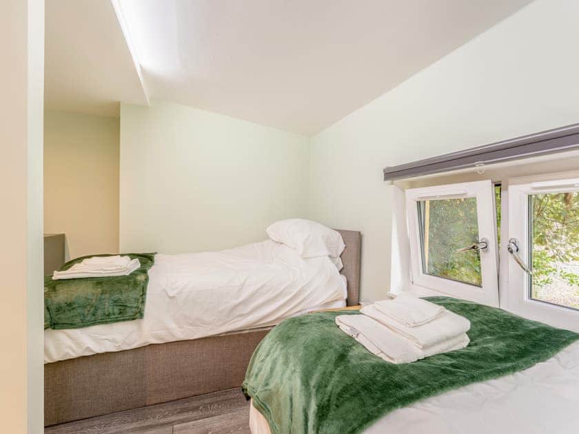 Twin bedroom | The Cat Cabin - Heart of Scotland Holidays, Polmont, near Falkirk