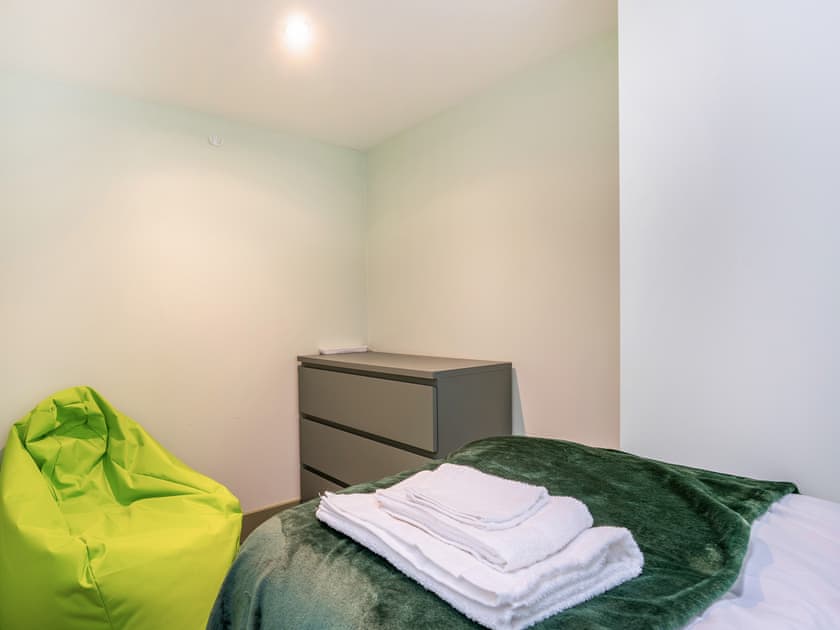 Twin bedroom | The Cat Cabin - Heart of Scotland Holidays, Polmont, near Falkirk