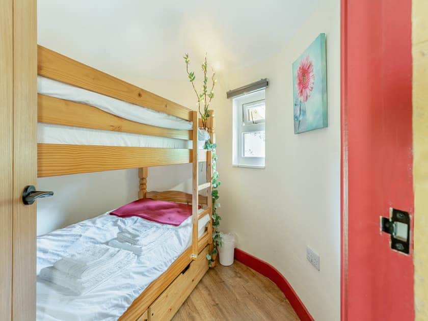 Bunk bedroom | The Treehouse - Heart of Scotland Holidays, Polmont, near Falkirk