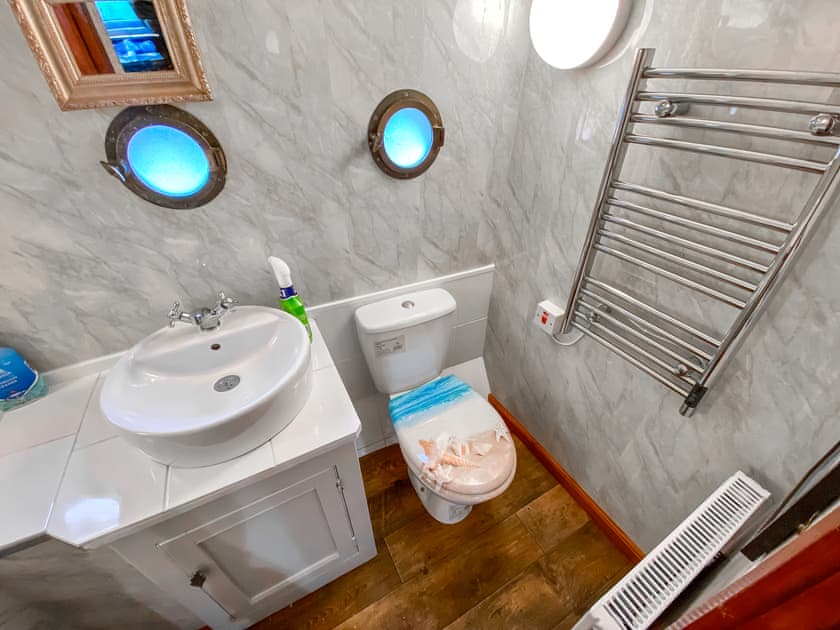 Bathroom | The Prince - Hobgoblin Holiday Apartments, Glendaruel