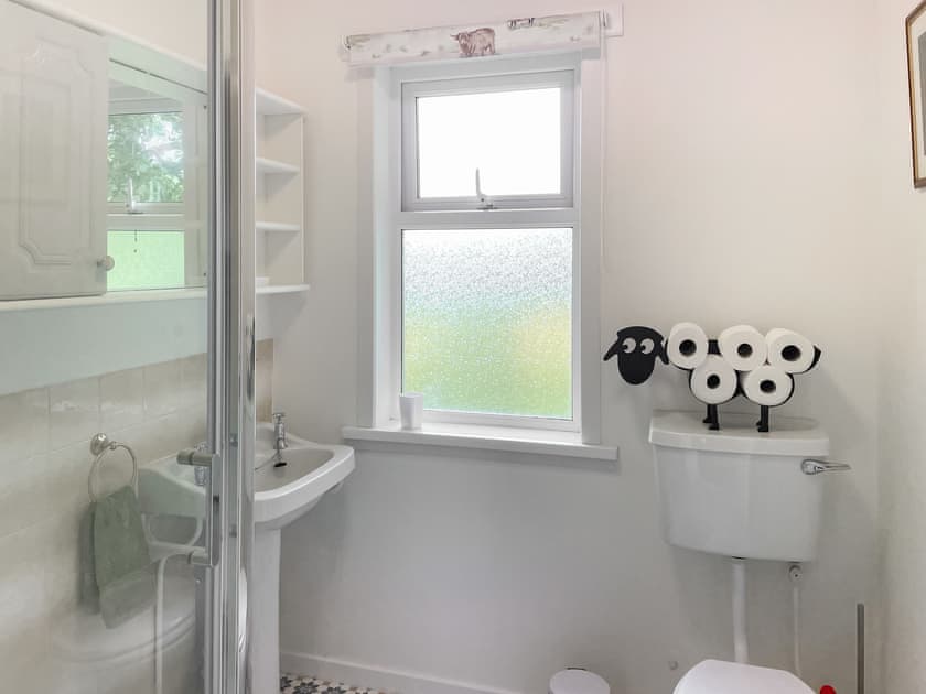 Bathroom | Muir Cottage - Asloun Farmstay, Alford