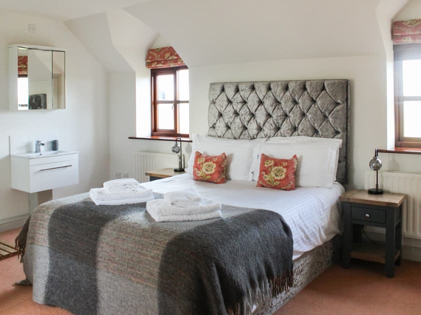 Peaceful third en-suite double bedroom | Green Lane Cottage, Aberhafesp, near Newtown