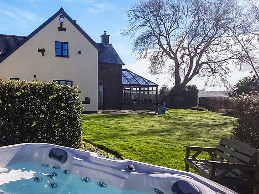 Hot tub | Green Lane Cottage, Aberhafesp, near Newtown