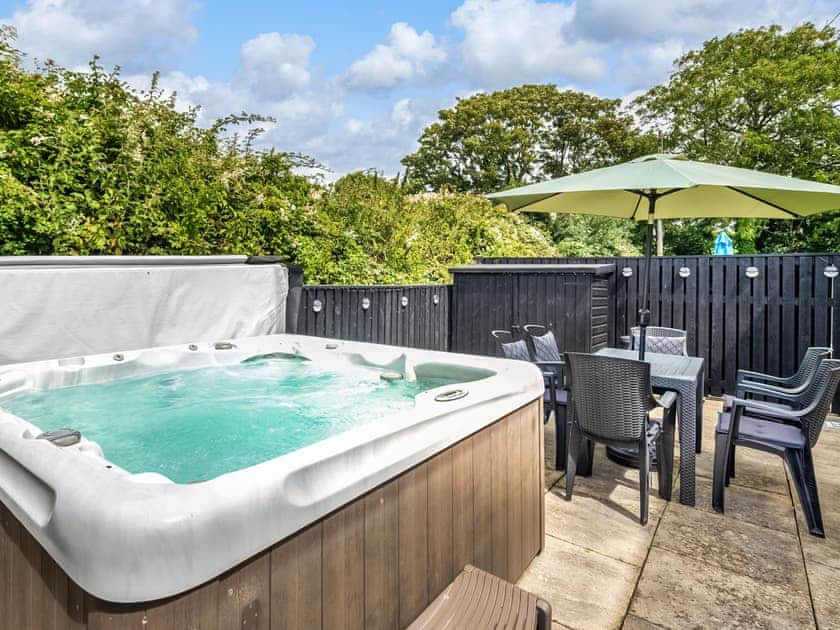 Hot tub | Hawton - Tanylan Farm Cottages, Kidwelly