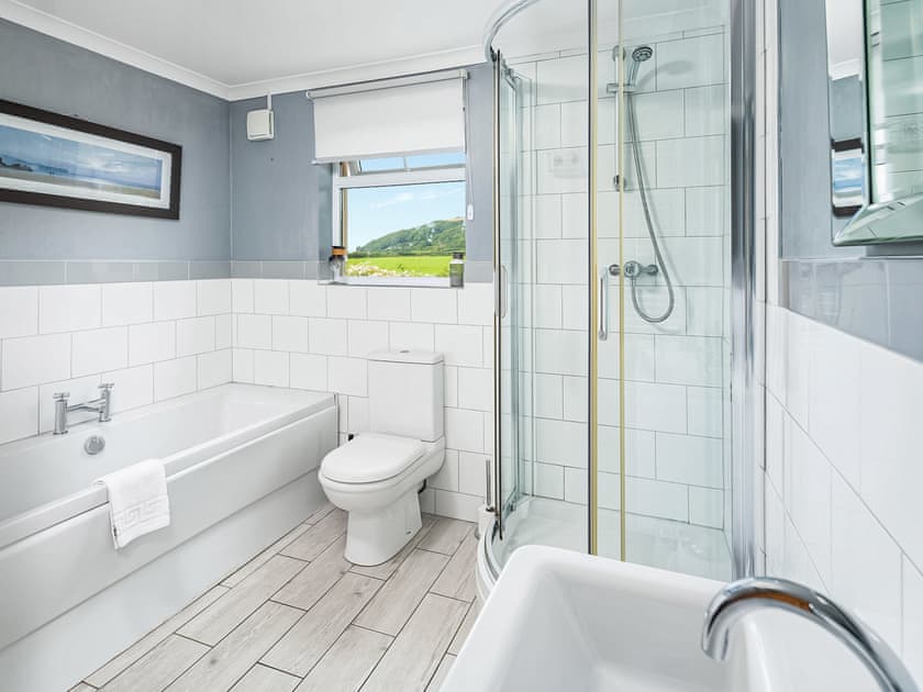 Bathroom | Hawton - Tanylan Farm Cottages, Kidwelly