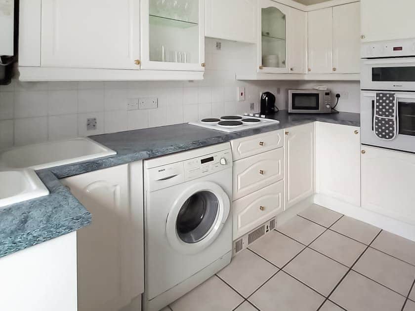 Well-equipped fitted kitchen | Silver Way, Highcliffe, near Christchurch