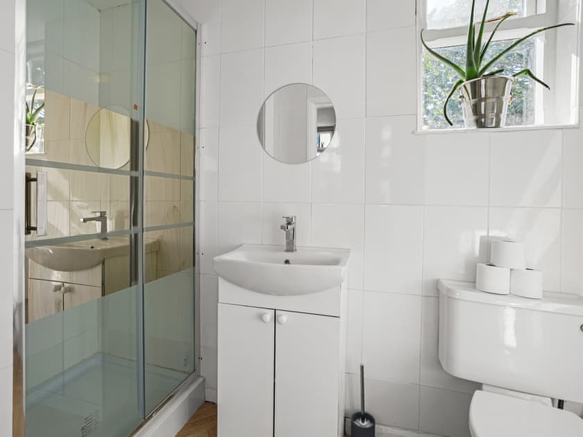 Bathroom | Gable End Coastal Retreat, Great Yarmouth