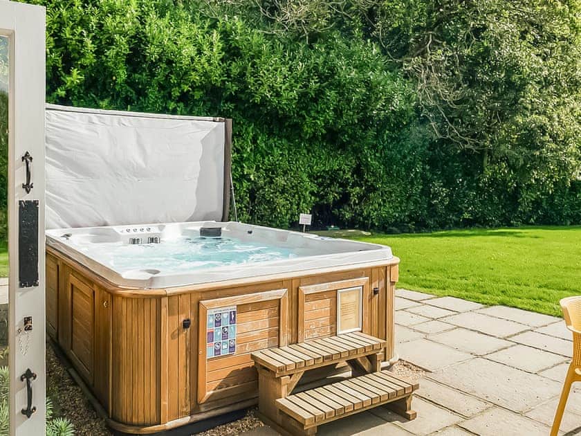 Hot tub | Henchard - Greenwood Grange Cottages, Higher Bockhampton, near Dorchester
