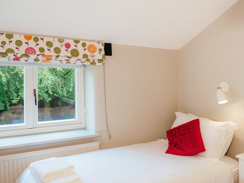 Twin bedroom | Mellchester - Greenwood Grange Cottages, Higher Bockhampton, near Dorchester