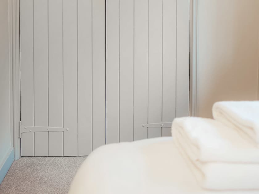 Twin bedroom | Mellchester - Greenwood Grange Cottages, Higher Bockhampton, near Dorchester
