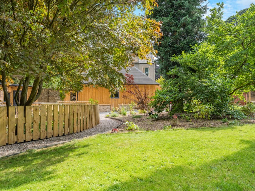 Garden and grounds | The Cat Cabin - Heart of Scotland Holidays, Polmont, near Falkirk