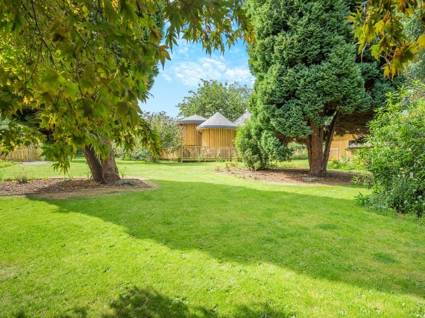 Garden and grounds | The Bothy - Heart of Scotland Holidays, Polmont, near Falkirk