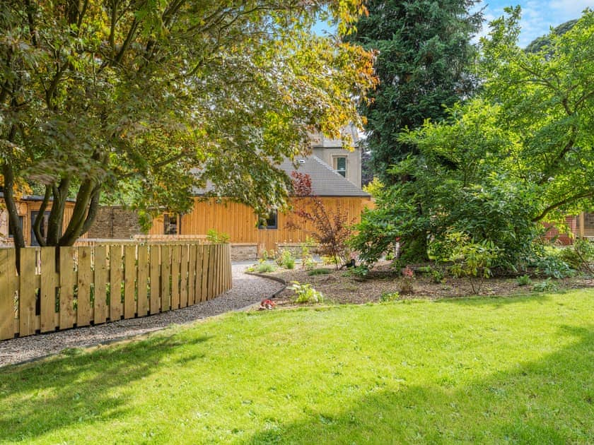 Garden and grounds | The Bothy - Heart of Scotland Holidays, Polmont, near Falkirk