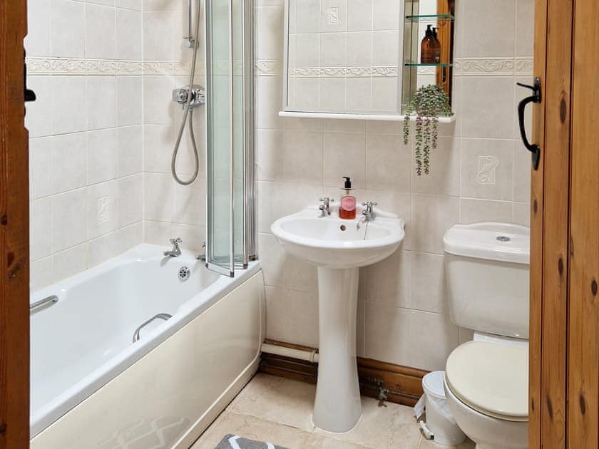 Bathroom | Y Dderwen at Brynglas Farm, Llanfair Caereinion
