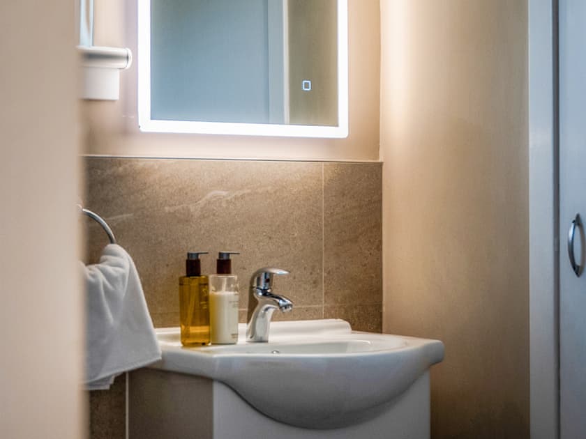 Shower room | Dovecote - Bachilton Farm, Methven, near Perth