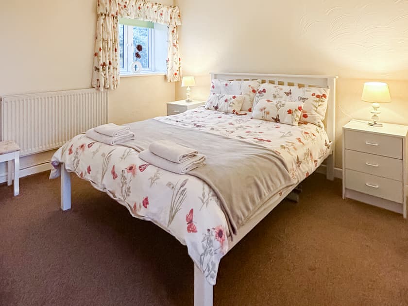 Double bedroom | Ty Main Cottage, Newborough, near Llangefni