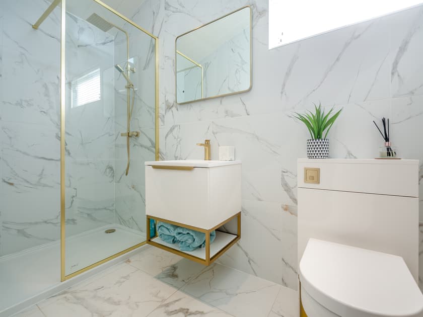 En-suite bathroom | Three Sandbanks, Benllech