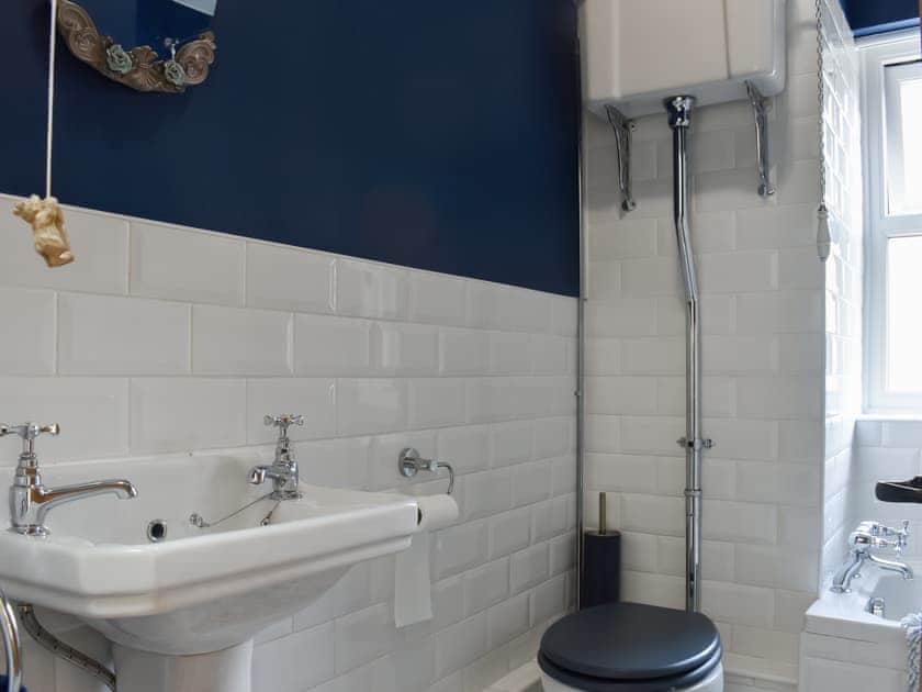 Bathroom | Roundabout Cottage, Settle