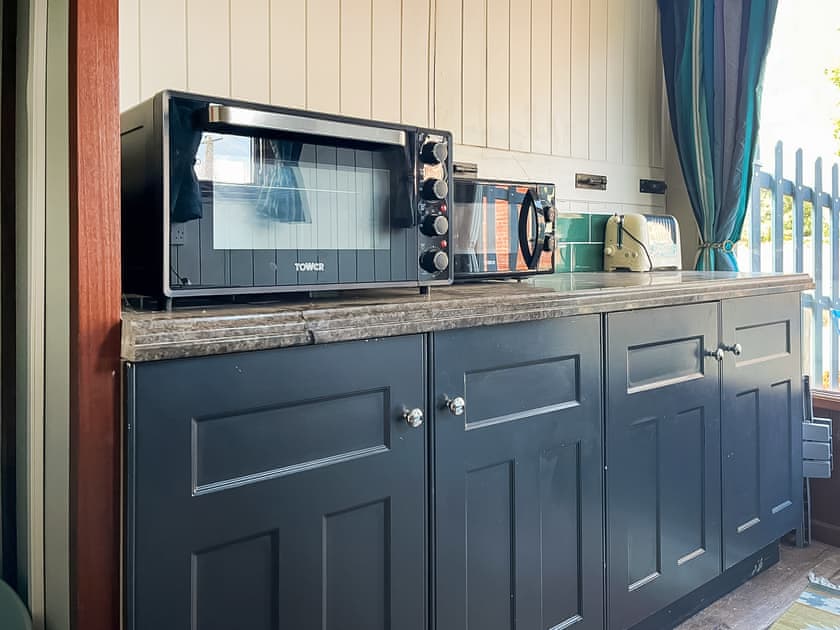 Kitchen | Horsebox 1 - Pengethley Manor Estate, Peterstow