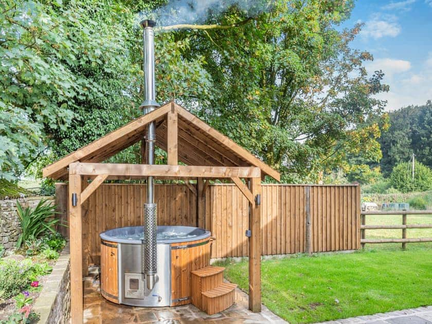 Hot tub | Shepherds Barn, Whiteley Green, Macclesfield