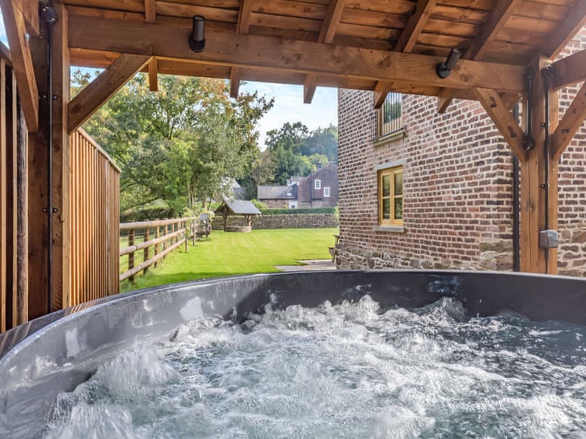 Hot tub | Shepherds Barn, Whiteley Green, Macclesfield