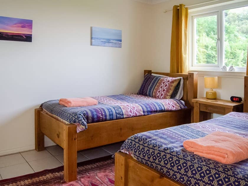 Spacious twin bedroom | Lobster Ponds, Helmsdale