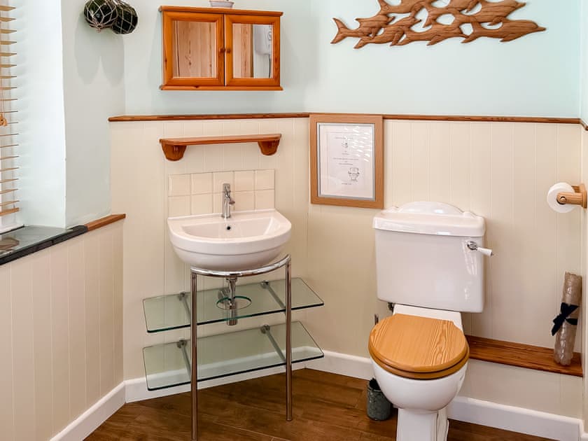 Spacious bright and airy bathroom  | The Headmaster’s Cottage, South Hill, near Tamar Valley