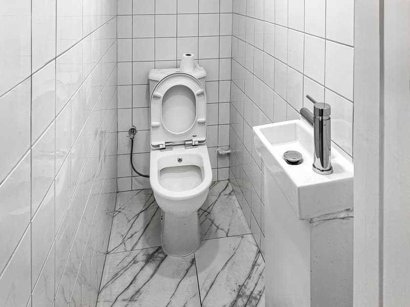 Bathroom | The Coastal Nook, Barmouth