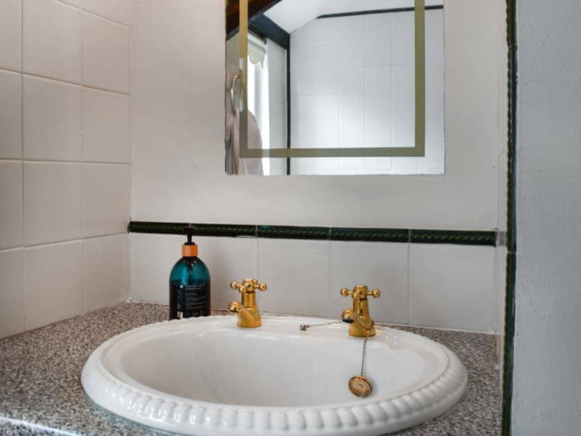 Bathroom | Charlie Wilcox Cottage, Polperro