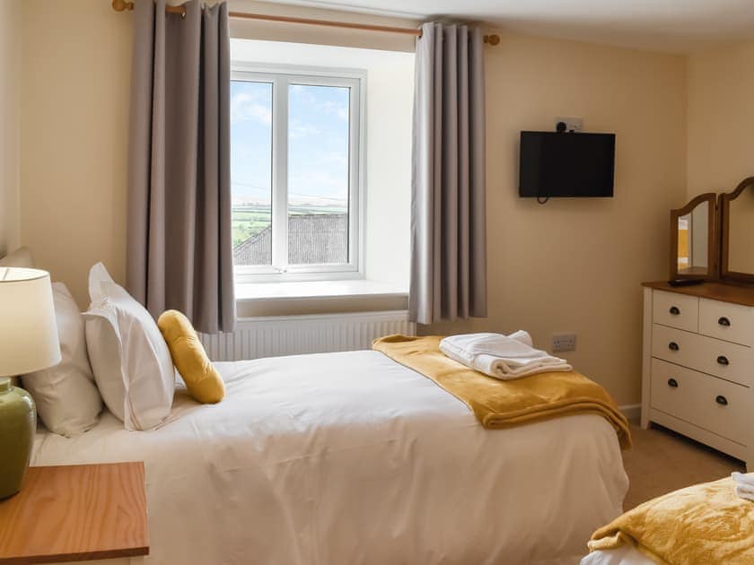 Twin bedroom | Rose Cottage - Bennacott Farm Cottages, Launceston