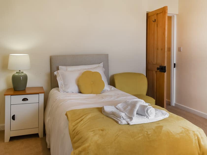 Twin bedroom | Rose Cottage - Bennacott Farm Cottages, Launceston