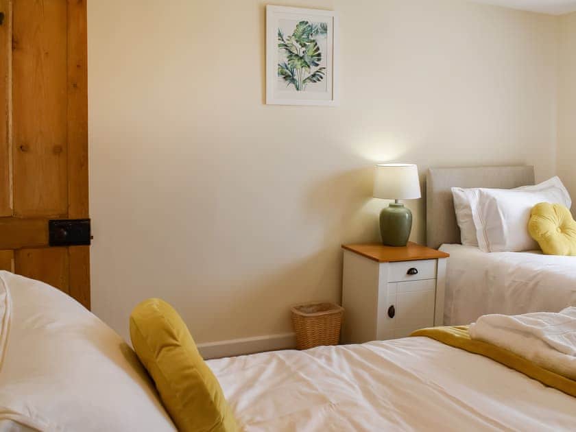 Twin bedroom | Rose Cottage - Bennacott Farm Cottages, Launceston