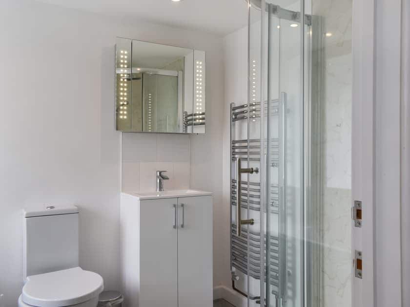 Bathroom | Rose Cottage - Bennacott Farm Cottages, Launceston