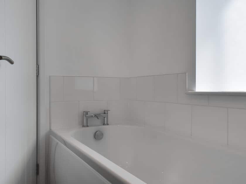 Bathroom | Rose Cottage - Bennacott Farm Cottages, Launceston