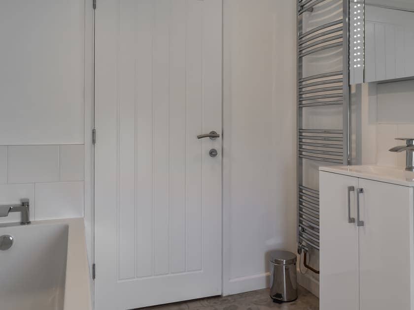 Bathroom | Rose Cottage - Bennacott Farm Cottages, Launceston