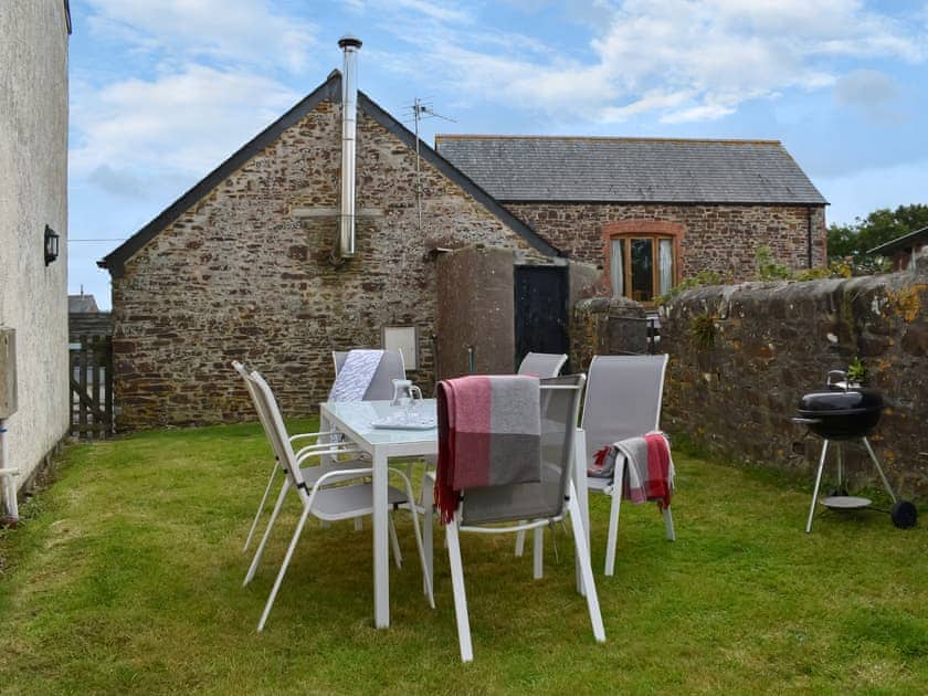 Sitting-out-area | Rose Cottage - Bennacott Farm Cottages, Launceston