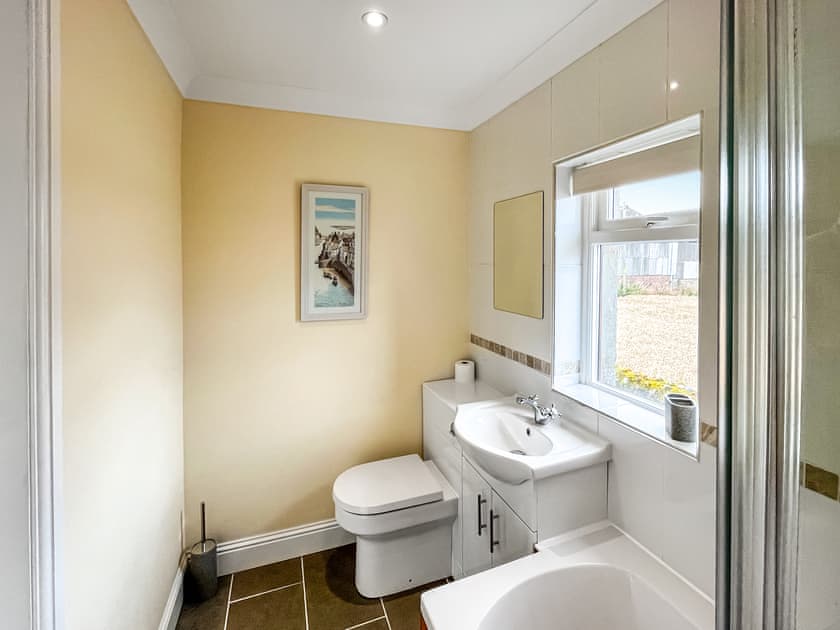 Bathroom | Inveravon Cottage, Polmont, Linlithgow