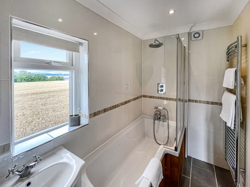Bathroom | Inveravon Cottage, Polmont, Linlithgow