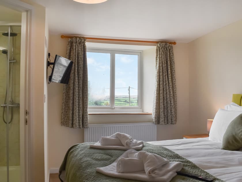 Double bedroom | Horseshoe Cottage - Bennacott Farm Cottages, Launceston