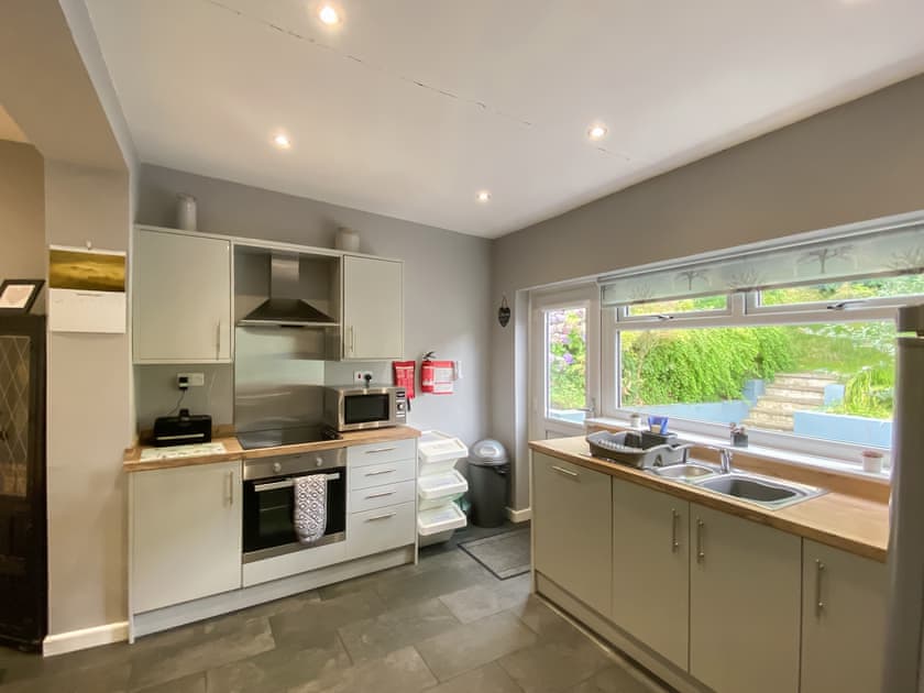 Well equipped kitchen | Ty Howton, Craig-Cefn-Parc, near Clydach