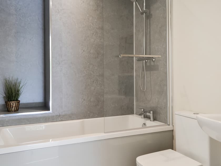 Bathroom | Aberfoyle Apartment 4 - Oak - Loch Apartments, Aberfoyle