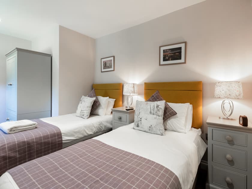 Peaceful twin bedroom with en-suite bathroom | Walnut Cottage, Harwood Dale, near Scarborough