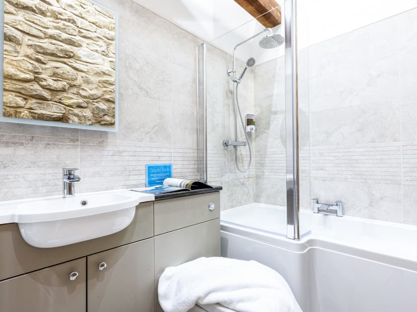 En-suite bathroom | Walnut Cottage, Harwood Dale, near Scarborough