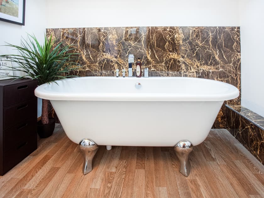 Bathroom | Newton Manor House, St Andrews