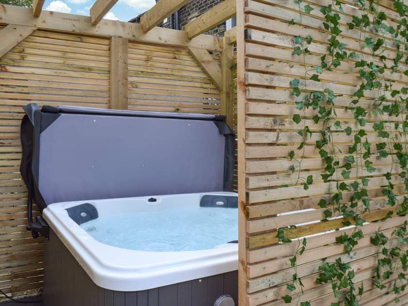 Hot tub | The Nellie Nook, Greenfield, near Saddleworth