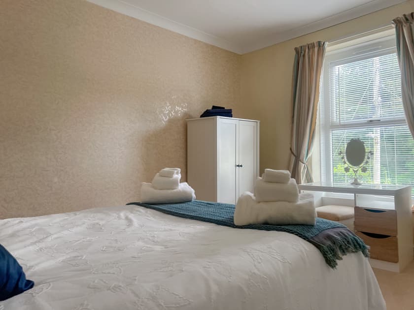 Double bedroom | Gwenynen Fel Cottage, Burry Port