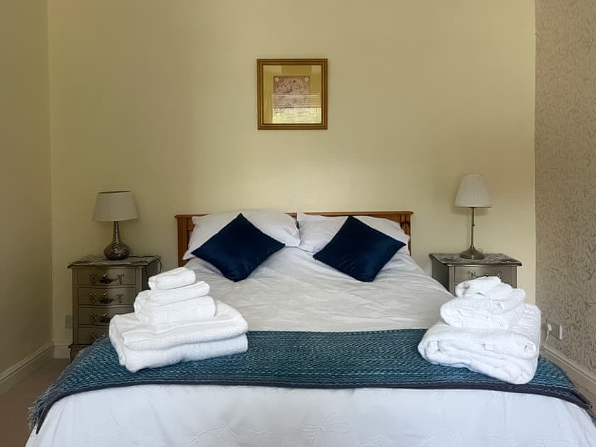 Double bedroom | Gwenynen Fel Cottage, Burry Port