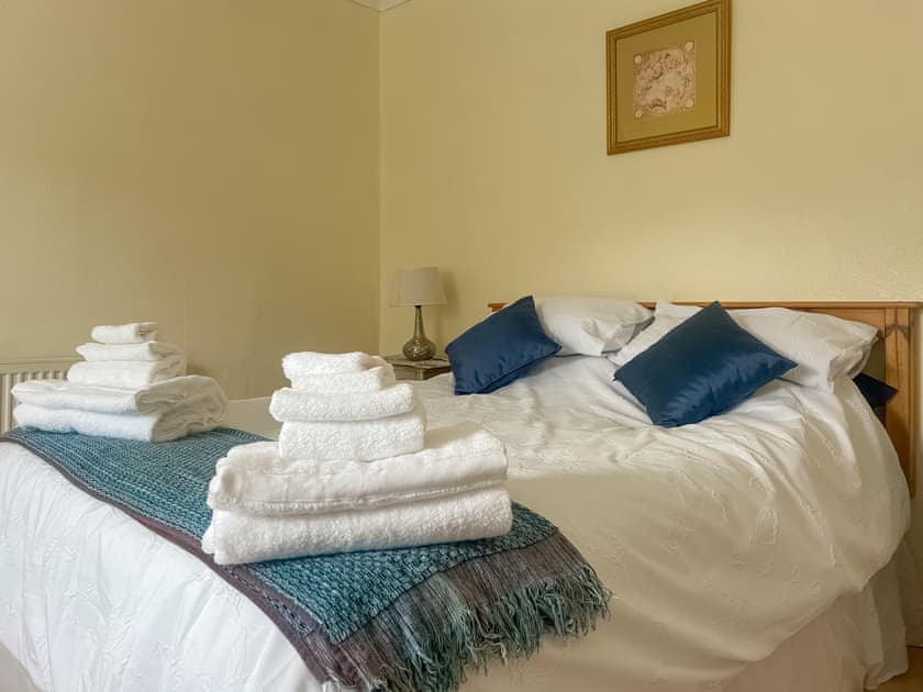 Double bedroom | Gwenynen Fel Cottage, Burry Port